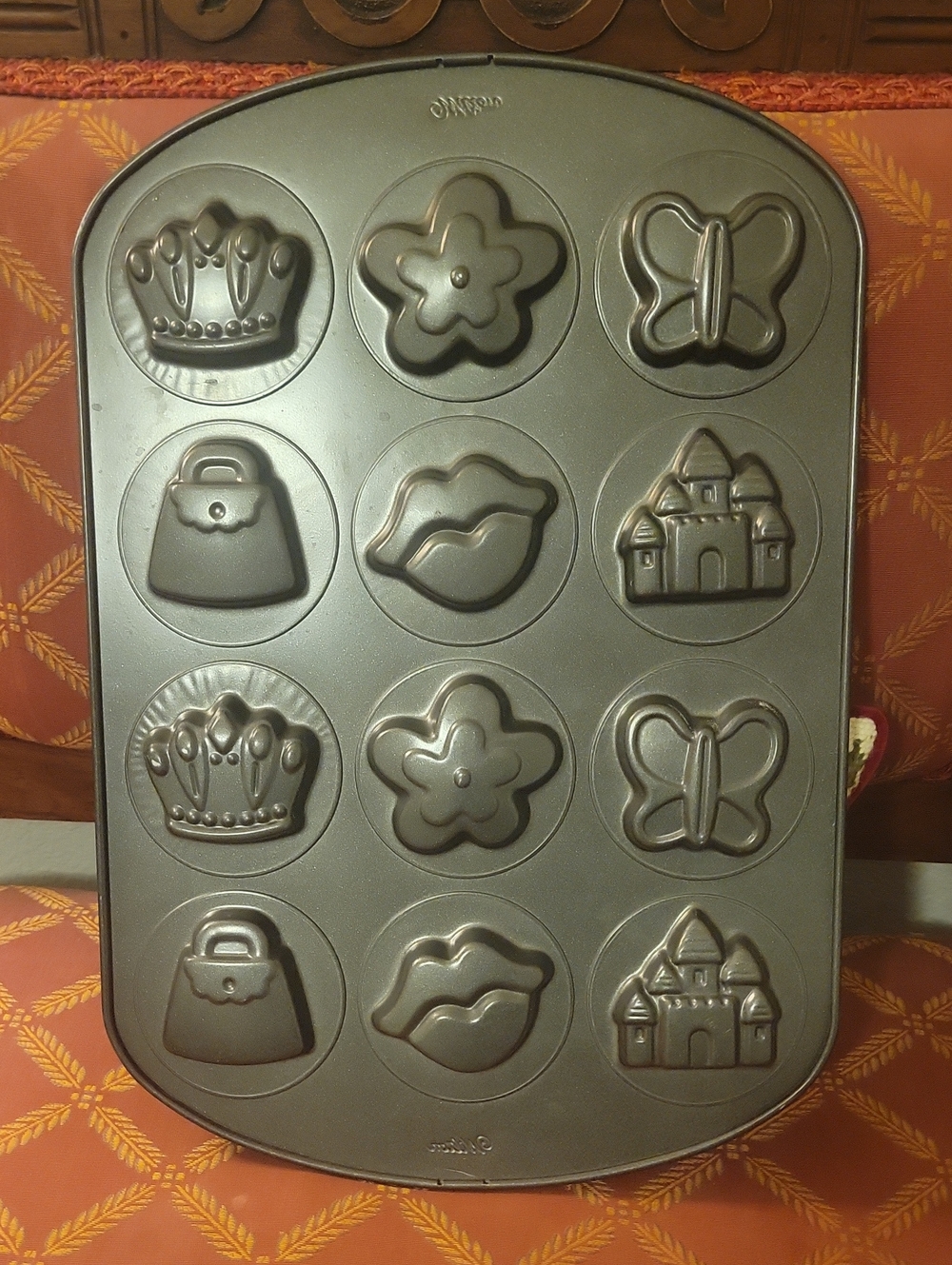 2008 Wilton "GIRL" Castle, Crown, Purse Wilton Nonstick  12 Cavity Cookie Pan